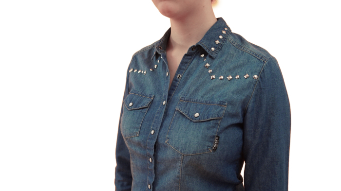 Customiser ma chemise en jean avec des clo | Oui Are Makers Customiser une veste en jean avec des clou | Oui Are Makers